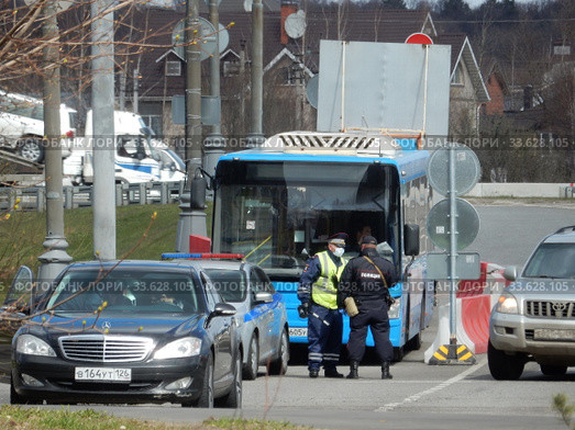 Дежурный наряд Госавтоинспекции при въезде в Москву для контроля режима цифровых пропусков в дни самоизоляции при коронавирусе COVID-19. Хабаровская улица. Район Гольяново. Город Москва. Россия (2020 год). Редакционное фото, фотограф lana1501 / Фотобанк Лори