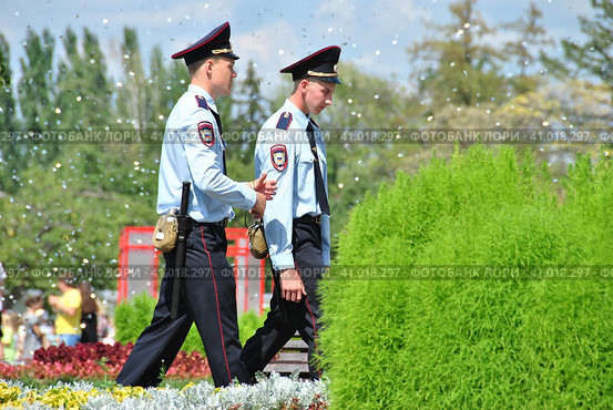 Дежурный наряд полиции. ВДНХ. Останкинский район. Город Москва (2014 год). Редакционное фото, фотограф lana1501 / Фотобанк Лори
