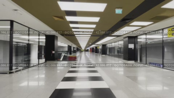 Diminishing passage in modern building (2023 год). Редакционное видео, видеограф Антон Гвоздиков / Фотобанк Лори