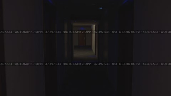 Dimming lights gradually washing over empty hotel hallway, creating haunting atmosphere with deepening shadows and growing sense of mysterious anticipation. Стоковое видео, видеограф Данил Руденко / Фотобанк Лори