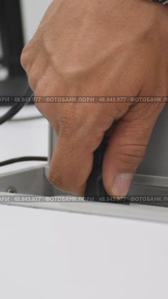 Disconnecting Power Cable from NEMA Plug, Removing Electrical Cord from Outlet, Unplugging Power Connector, Safe Handling of American and Latin Power Systems, Energy Disconnection Demonstration. Стоковое видео, видеограф ALEJANDRO PEREZ ALVARES / Фотобанк Лори