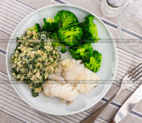 Dish of cod fillet, pearl barley and stewed broccoli. Стоковое фото, фотограф Яков Филимонов / Фотобанк Лори