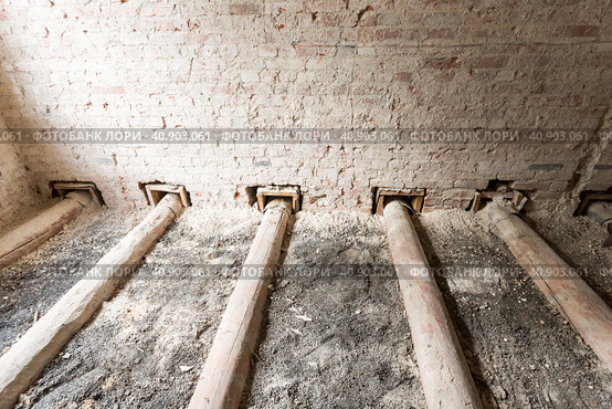 Dismantling old floor in the old apartment before new renovation. Стоковое фото, фотограф VittoriaChe / Фотобанк Лори