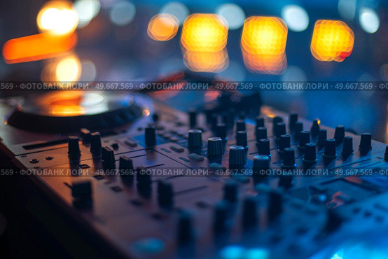 DJ mixing console. Tune in before a concert. Стоковое фото, агентство Ingram Publishing / Фотобанк Лори