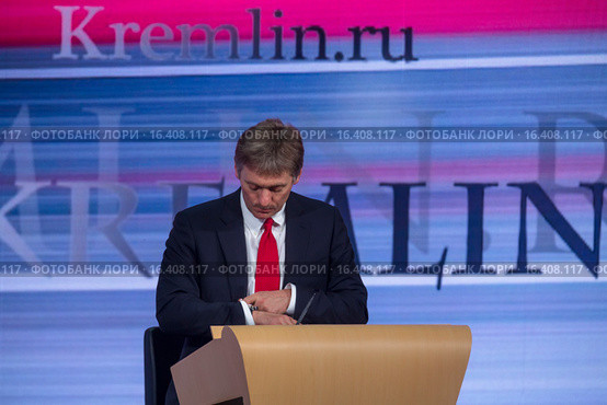 Дмитрий Сергеевич Песков сверяет время на пресс-конференции Владимира Путина по своим швейцарским часам (2015 год). Редакционное фото, фотограф Николай Винокуров / Фотобанк Лори