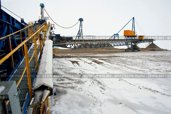 Добыча медной руды. Конвейерный мост. Отвалообразователь. Зима. Spreader. Conveyor belt with an ore. Стоковое фото, фотограф Юлия Врублевская / Фотобанк Лори