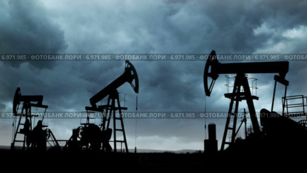Добыча нефти, гроза. Стоковое видео, видеограф Михаил Коханчиков / Фотобанк Лори
