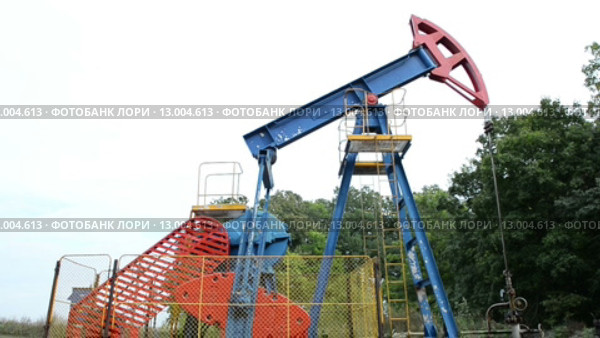 Добыча нефти. Нефтяная качалка. Стоковое видео, видеограф Mikhail Erguine / Фотобанк Лори