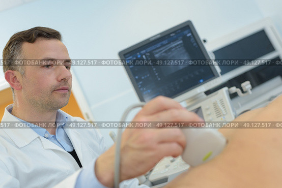 doctor doing ultrasound on pregnant woman in clinic. Стоковое фото, агентство Ingram Publishing / Фотобанк Лори