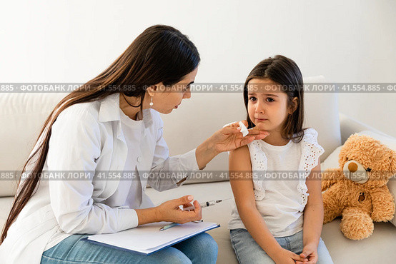 Doctor giving injection to little girl in hospital, closeup. Immunization concept. child is scared and crying. Стоковое фото, фотограф Ирина Михайличенко / Фотобанк Лори