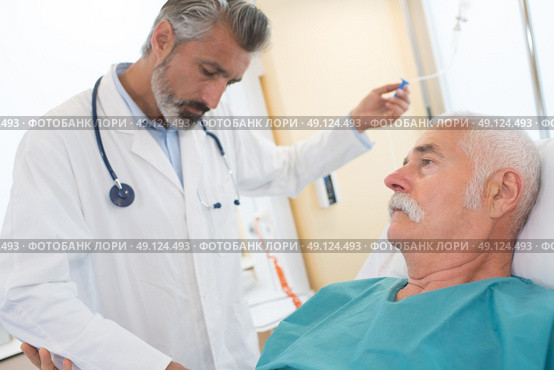 doctor inject liquid to patient. Стоковое фото, агентство Ingram Publishing / Фотобанк Лори