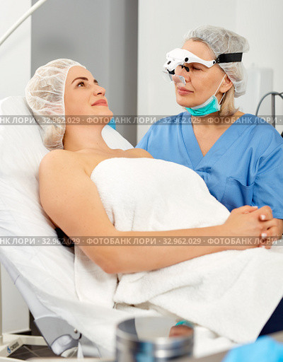 Doctor is examining woman patient before the procedure. Стоковое фото, фотограф Яков Филимонов / Фотобанк Лори