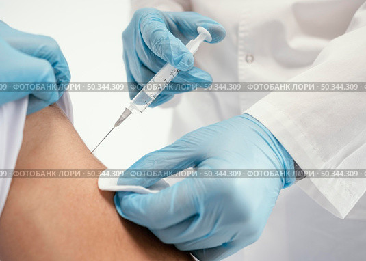 doctor vaccinating patient clinic. Стоковое фото, агентство Ingram Publishing / Фотобанк Лори