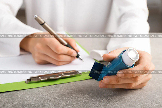 Doctor writing out prescription for using inhaler against asthma. Стоковое фото, фотограф Pixel_shot / Фотобанк Лори