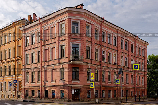 Доходный дом, 1879. Архитектор: Михаил Арефьевич Щурупов. Санкт-Петербург, Перекупной переулок, дом 14 (Херсонская улица, 4) Редакционное фото, фотограф Александр Селезнев / Фотобанк Лори