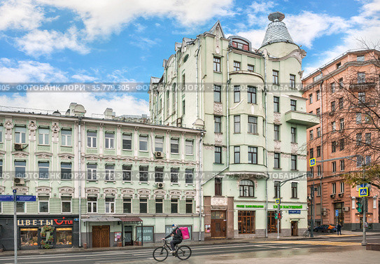 Доходный дом Филатова в виде рюмки на улице Остоженка в Москве (2020 год). Редакционное фото, фотограф Baturina Yuliya / Фотобанк Лори