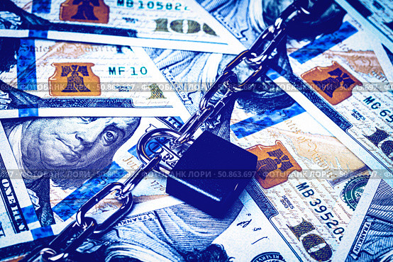 Dollar bills, black lock and metal chain. Money lock or security concept. Account lockout. Стоковое фото, фотограф Емельянов Евгений Викторович / Фотобанк Лори
