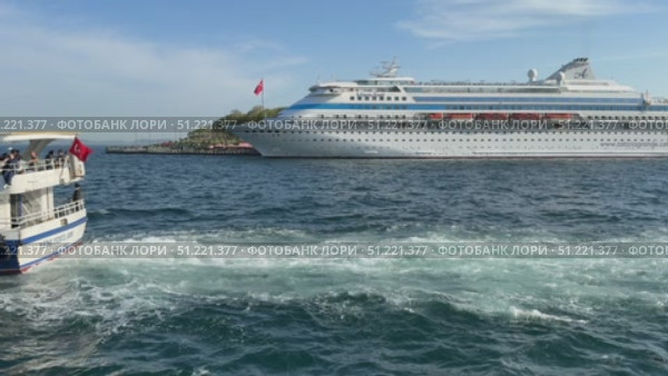 Dolmabahçe Palace waterfront view in Istanbul, Turkey, with Bosphorus Strait and cityscape in the distance. Summer sunny day with boats, seagulls, and blue water of the sea.Aerial drone ferryboat traveling Bosphorus Istanbul A wide view of the Bosphorus Strait in Istanbul, with the city's skyline and coastal buildings in the background. A ship sails across the calm waters under the clear blue skySeagulls soar above the ferry cruising the Bosphorus on a sunny day, Seagulls flying behind the ferry cruising Bosphorus in Istanbul, Turkey. Редакционное видео, видеограф Zita Khasanova / Фотобанк Лори