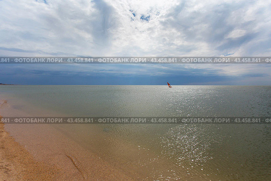 Должансакя коса  море и парус. Стоковое фото, фотограф Виктор Славгородский / Фотобанк Лори