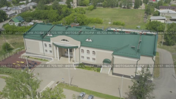 Дом культуры Орион в Кильмези (Кировская область) - съемка с дрона в 2024 году. Стоковое видео, видеограф Владислав Самошкин / Фотобанк Лори