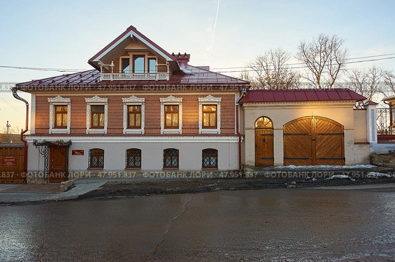 Дом-музей А.В. Суворова в городе Ижевске. Старинный купеческий дом Ижевская Епархия православной церкви House-museum of A.V. Suvorov in the city of Izhevsk. Old merchant house Izhevsk Diocese of the Orthodox Church. Редакционное фото, фотограф Юрий Карачев / Фотобанк Лори