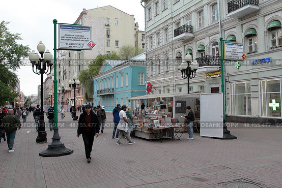 Дом-музей Пушкина на Арбате в Москве с видом на улицу. Редакционное фото, фотограф Дмитрий Неумоин / Фотобанк Лори