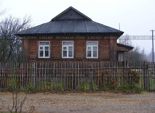 Дом-музей семьи Юрия Гагарина в селе Клушино. Смоленская область (2011 год). Редакционное фото, фотограф lana1501 / Фотобанк Лори