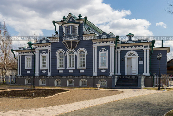 Дом-музей Трубецких, город Иркутск, Иркутская область, Сибирь, Россия. Красивое старинное деревянное здание. Историческая и архитектурная достопримечательность Иркутска. В доме, принадлежавшем, по легенде, семье декабриста Сергея Петровича Трубецкого, расположен музей декабристов. Редакционное фото, фотограф Андрей Степанов / Фотобанк Лори