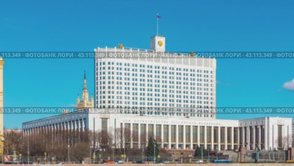 Дом правительства Российской Федерации (Белый дом) в Москве с развивающимся флагом на фоне голубого неба. Красивый вид с набережной Москвы-реки. Москва, Россия. Таймлапс, 4K (2019 год). Стоковое видео, видеограф photoff / Фотобанк Лори