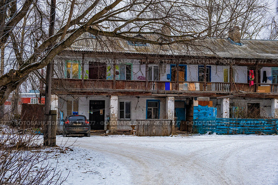 Дом с галерейной планировкой и нищета. Редакционное фото, фотограф Илья Старков / Фотобанк Лори