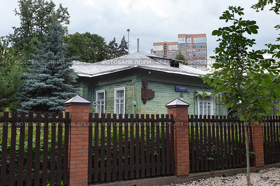 Дом в поселке Сокол в Москве. Район Сокол (2024 год). Редакционное фото, фотограф Evgenia Shevardina / Фотобанк Лори