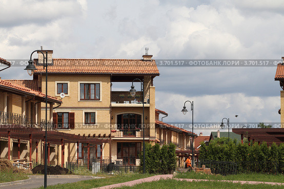 Дома в элитном посёлке на Рублёвке (2012 год). Редакционное фото, фотограф Дмитрий Неумоин / Фотобанк Лори
