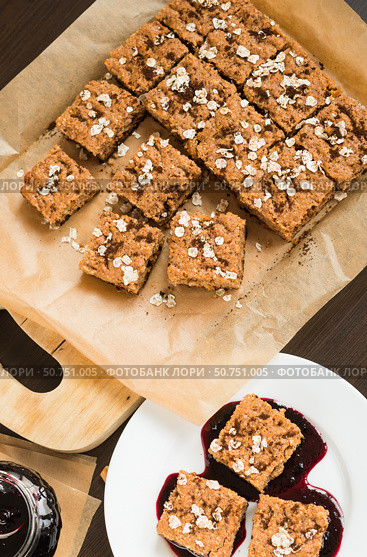 Домашняя выпечка. Овсяный пирог с черничным джемом. Сладкий десерт. Homemade baking. Sweet Dessert. Oatmeal cake with blueberry jam. Стоковое фото, фотограф AllNikArt / Фотобанк Лори