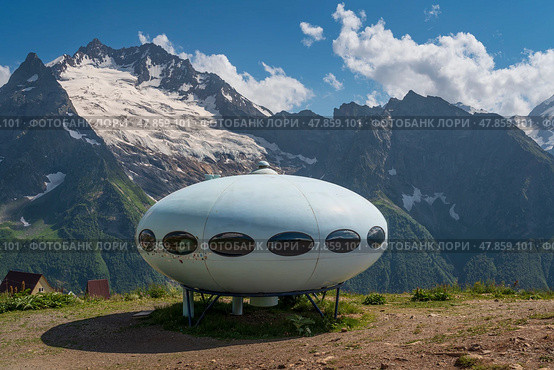 Dombai, Karachay-Cherkessia, Russia, 08.01.2023: View of the hotel "Plate" on Mount Moussa-Achitara against the background of the Main Caucasian ridge on a sunny summer day. Редакционное фото, фотограф Ula Ulachka / Фотобанк Лори
