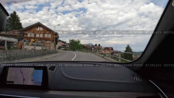 Дорога из Интерлакена в Адельбоден через населенные пункты. Швейцария. Июль. The road from Interlaken to Adelboden through populated areas. Switzerland. July. Стоковое видео, видеограф Горшков Александр / Фотобанк Лори