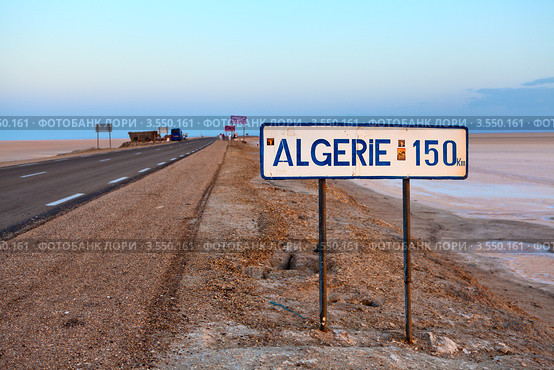 Дорога в Алжир через соленое озеро Chott El Jerid ранним утром (2012 год). Стоковое фото, фотограф Кекяляйнен Андрей / Фотобанк Лори