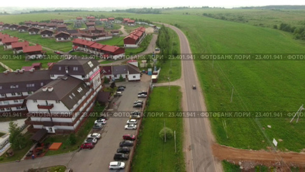 Дорога вдоль коттеджного поселка "Бунгало Клуб Курово" в районе деревни Курово. Дмитровский район, Московская область (2016 год). Редакционное видео, видеограф Кекяляйнен Андрей / Фотобанк Лори