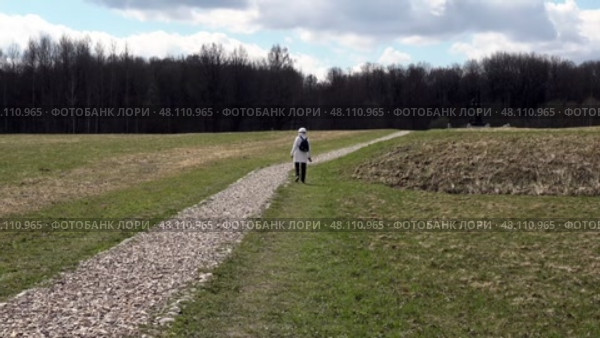 Дорожка на Бородинском поле. Май. Path on the Borodino field. May. Стоковое видео, видеограф Горшков Александр / Фотобанк Лори