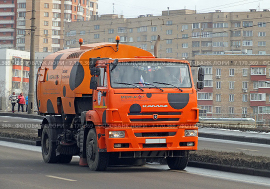 Дорожная комбинированная машина ЭД-244К на базе КАМАЗ-43253 с подметально-вакуумным оборудованием Bucher CityFANT-6000 на улице Москвы (2015 год). Редакционное фото, фотограф Александр Замараев / Фотобанк Лори