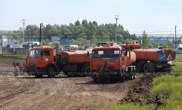 Дорожные машины на автогоночной трассе (2015 год). Редакционное фото, фотограф Анатолий Матвейчук / Фотобанк Лори