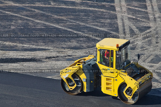 Дорожные работы. Двухвальцовый каток фирмы Bomag (2013 год). Редакционное фото, фотограф Александр Тарасенков / Фотобанк Лори