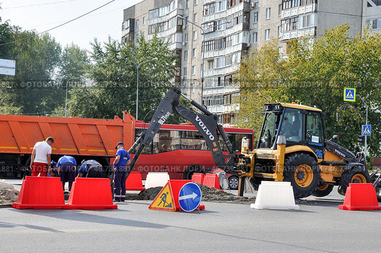 Дорожные работы. Город Тюмень Улица 50 лет Октября (2015 год). Редакционное фото, фотограф Александр Тараканов / Фотобанк Лори