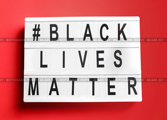 Доска с хештегом BLACK LIVES MATTER на цветном фоне. Стоковое фото, фотограф Pixel_shot / Фотобанк Лори