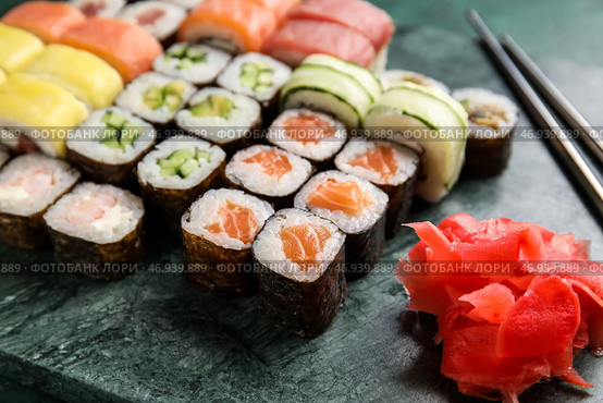 Доска с набором вкусных суши, роллов и имбиря, крупным планом. Стоковое фото, фотограф Pixel_shot / Фотобанк Лори