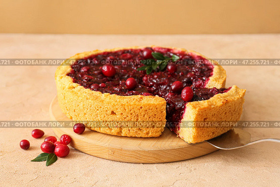 Доска с вкусным домашним брусничным пирогом на столе. Стоковое фото, фотограф Pixel_shot / Фотобанк Лори