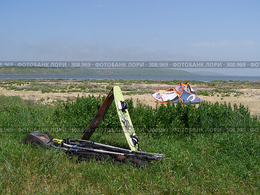 Доски для кайт-серфинга, сложенные "домиком" (2008 год). Редакционное фото, фотограф Юлия Ухина / Фотобанк Лори