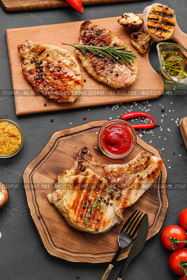 Доски вкусных стейков и специй на темном фоне. Стоковое фото, фотограф Pixel_shot / Фотобанк Лори