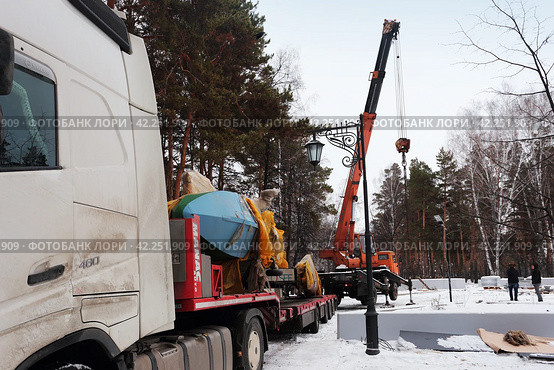 Доставка макета планера. Город Заводоуковск. (2023 год). Редакционное фото, фотограф Анатолий Матвейчук / Фотобанк Лори