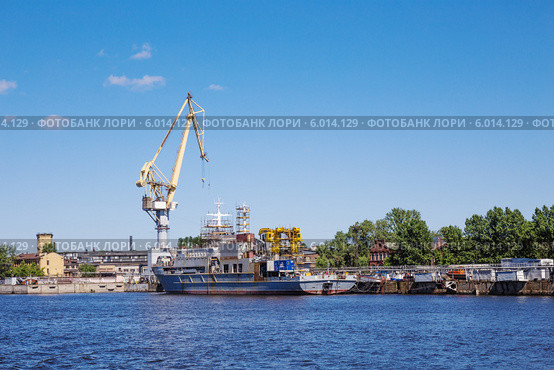Достройка океанического спасательного судна "Игорь Белоусов" на причале ОАО "Адмиралтейские верфи", Санкт-Петербург (2014 год). Редакционное фото, фотограф Галина Ермолаева / Фотобанк Лори