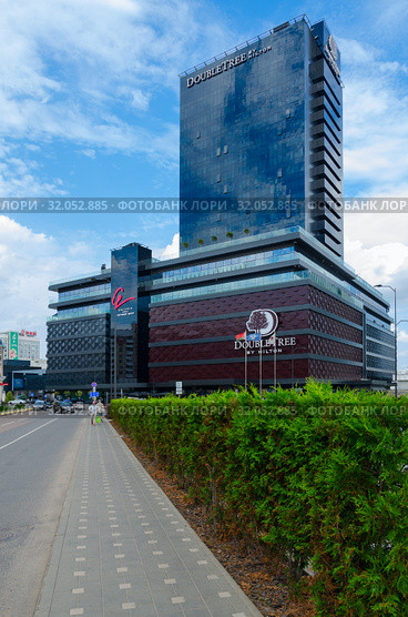 DoubleTree by Hilton Hotel Minsk, вид с улицы Димитрова, Минск, Беларусь (2019 год). Редакционное фото, фотограф Ольга Коцюба / Фотобанк Лори